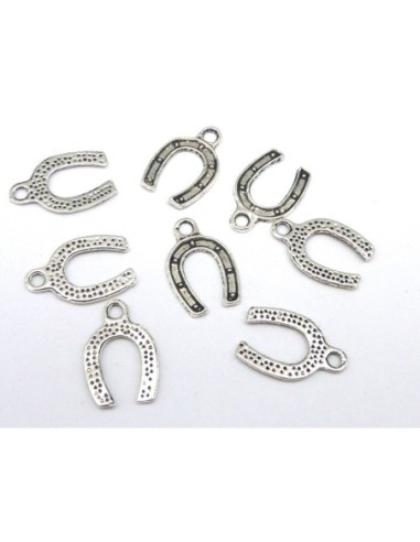 Pendentif porte bonheur en métal argenté