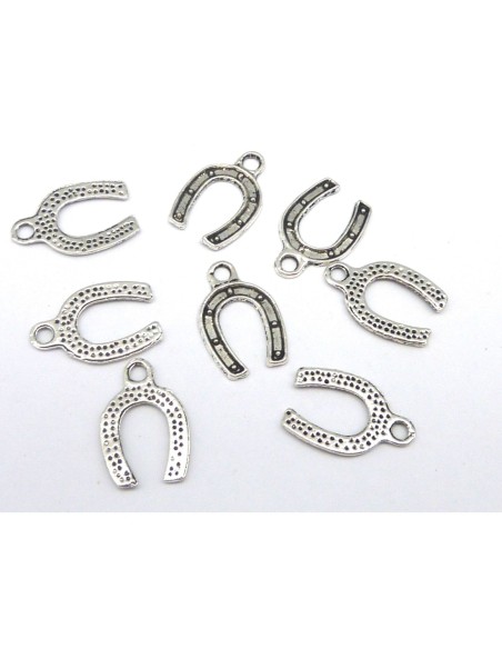 Pendentif porte bonheur en métal argenté