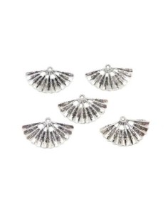 Pendentif éventail argenté en métal