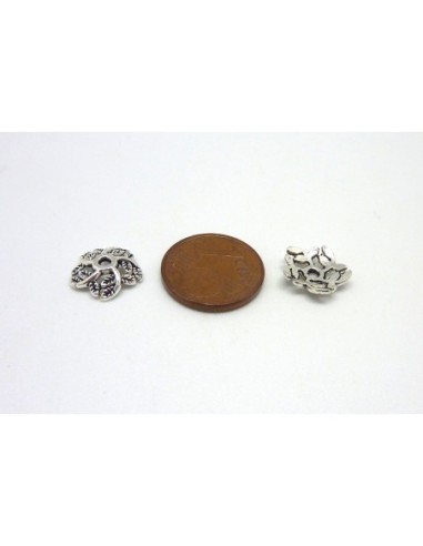 30 Calottes, coupelles en métal argenté travaillées 10,7mm