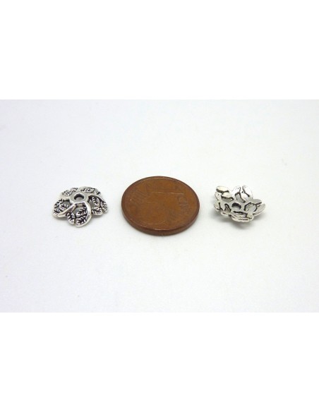 30 Calottes, coupelles en métal argenté travaillées 10,7mm 30 Calottes, coupelles en métal argenté travaillées 10,7mm
