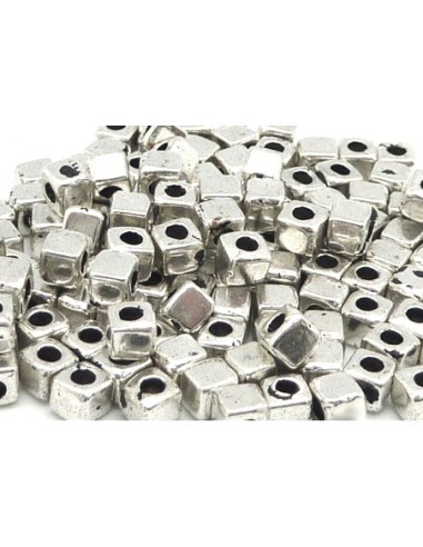 Petite perle cube argenté en métal pour bracelet wrap fin