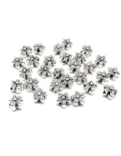 20 Perles petite fleur en métal argenté travaillé 6,3mm