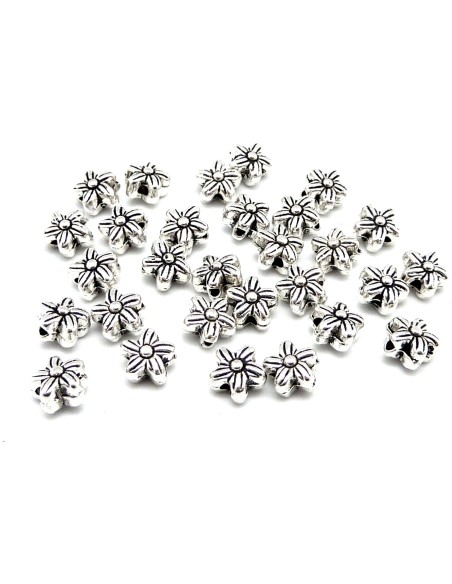 20 Perles petite fleur en métal argenté travaillé 6,3mm