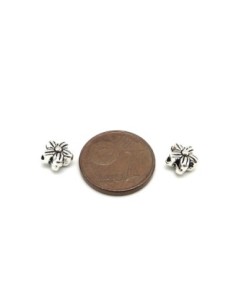 20 Perles petite fleur en métal argenté travaillé 6,3mm 2