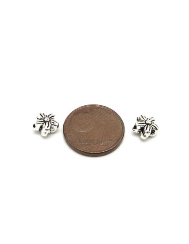 20 Perles petite fleur en métal argenté travaillé 6,3mm