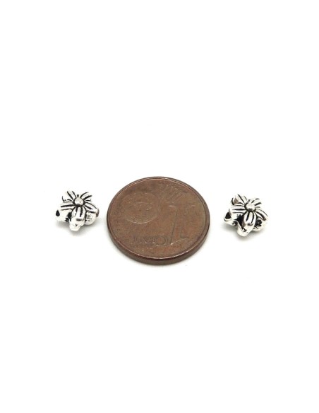 20 Perles petite fleur en métal argenté travaillé 6,3mm