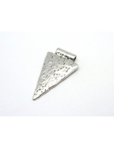 Pendentif en métal argenté martele triangle