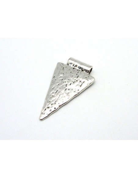 Pendentif en métal argenté martele triangle