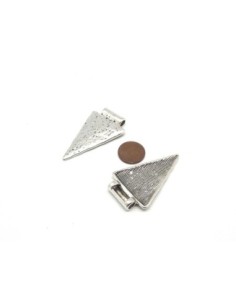 Pendentif en métal argenté martele triangle 2