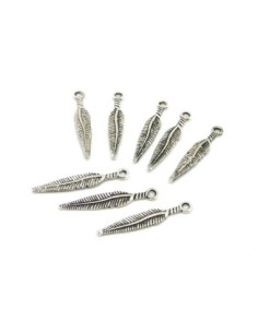 20 Petites Breloques plume effilées en métal argenté travaillé