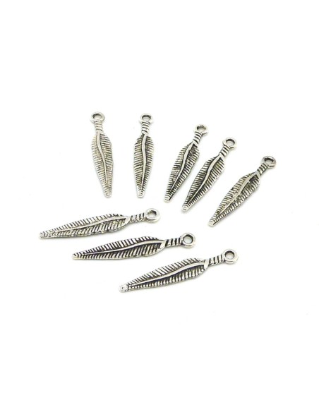 20 Petites Breloques plume effilées en métal argenté travaillé