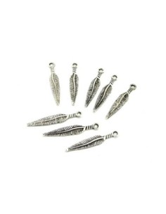 20 Petites Breloques plume effilées en métal argenté travaillé 2