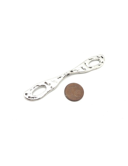 1 grand Intercalaires aile évidé en métal argenté martelé 8cm