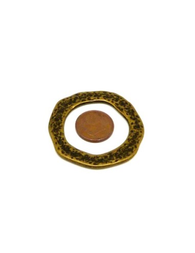 Anneau fermé irrégulier en métal de couleur bronze martelé