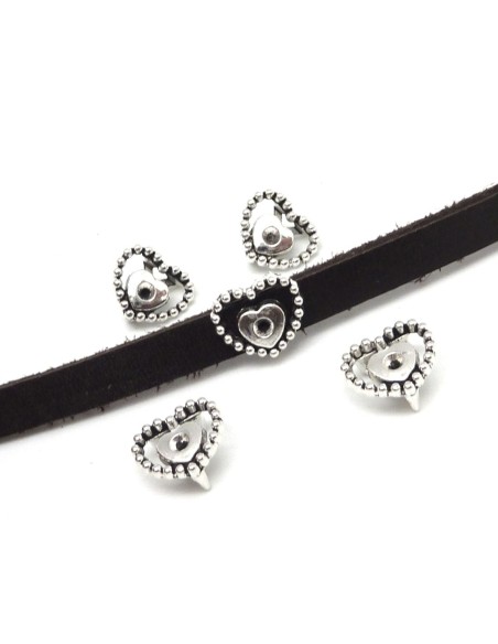 Perle passant coeur travaillé pour lanière de 7mm en métal argenté