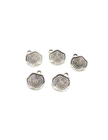 Sequin argenté en métal travaillé