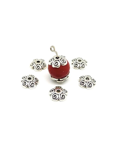 30 petites Calottes, coupelles en métal argenté travaillées motif fleur celtique 7,1mm