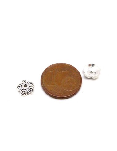 30 petites Calottes, coupelles en métal argenté travaillées motif fleur celtique 7,1mm