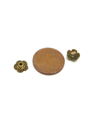30 petites Calottes, coupelles en métal de couleur bronze travaillées motif fleur celtique 7,1mm
