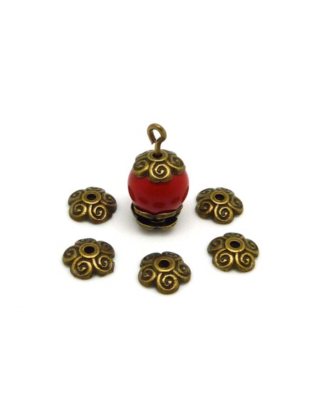 30 petites Calottes, coupelles en métal de couleur bronze travaillées motif fleur celtique 7,1mm