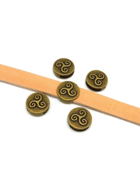 perle passant ronde Triskel 13mm pour lanière de 10mm en métal de couleur bronze gravé style celtique