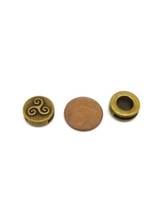 perle passant ronde Triskel 13mm pour lanière de 10mm en métal de couleur bronze gravé style celtique 2