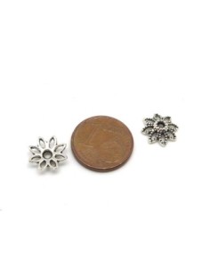 30 Calottes, coupelles en métal argenté travaillées évidé motif fleur 9,8mm 2