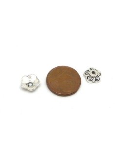 30 Calottes, coupelles en métal argenté motif fleur 8,8mm 2