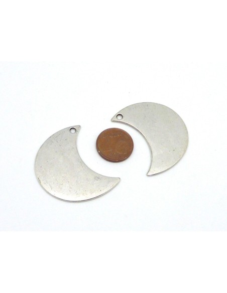 2 Breloques lune, pendentif lune 34,8mm en métal argenté lisse vieilli 2 Breloques lune, pendentif lune 34,8mm en métal argenté lisse vieilli