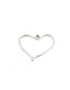 5 Pendentifs coeur évidé en métal argenté martelé 37mm