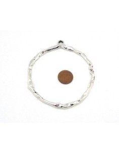 Grand pendentif anneau 82mm en métal argenté martelé travaillé 2