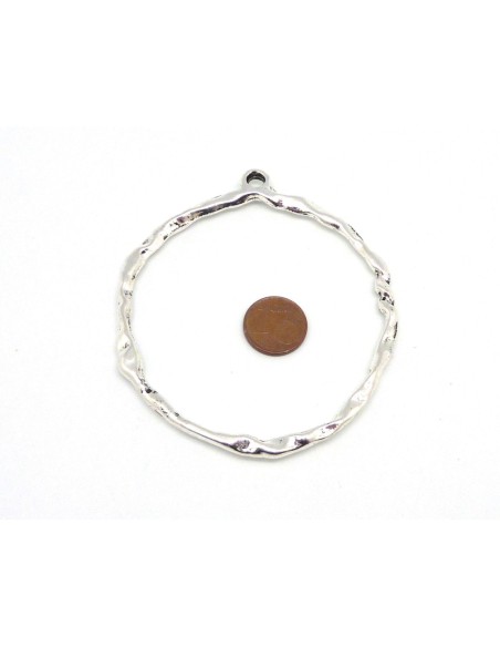 Grand pendentif anneau en métal argenté martelé travaillé