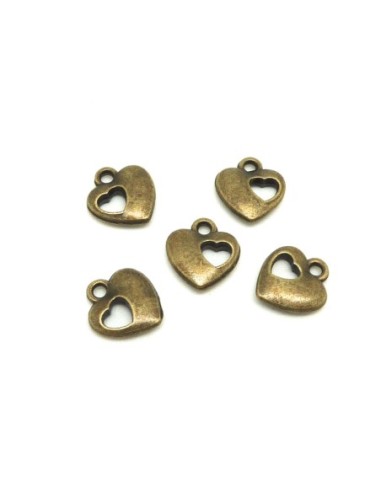 Breloque coeur légèrement bombé ajouré d'un coeur en métal de couleur bronze 12,2mm