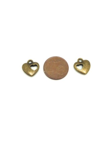Breloque coeur légèrement bombé ajouré d'un coeur en métal de couleur bronze 12,2mm