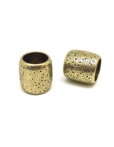 Grosse Perle, passant pour foulard par exemple 22mm en métal doré pâle martelé, gravé de points irrégulier