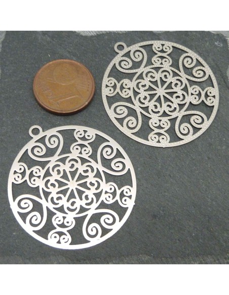 2 Pendentifs Estampes en filigrane motif arabesque coeur travaillé en forme de fleur 34mm en métal argenté très fin