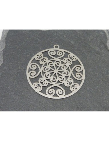 2 Pendentifs Estampes en filigrane motif arabesque coeur travaillé en forme de fleur 34mm en métal argenté très fin