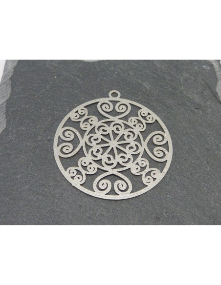 2 Pendentifs Estampes en filigrane motif arabesque coeur travaillé en forme de fleur 34mm en métal argenté très fin