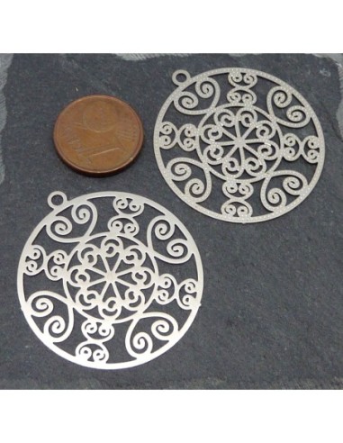 2 Pendentifs Estampes en filigrane motif arabesque coeur travaillé en forme de fleur 34mm en métal argenté très fin
