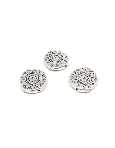 3 Perles plates, pastille travaillé style ethnique motif soleil étoilé 17mm en métal argenté gravé