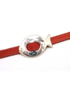 Perle passant boucle poisson pour lanière de 6mm en métal argenté martelé