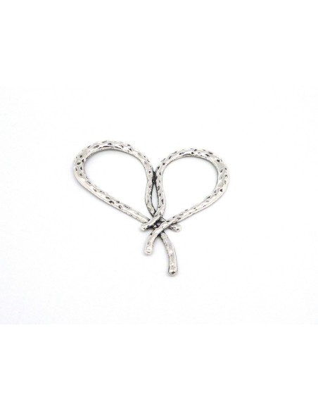 Grand Pendentif connecteur coeur évidé noeud en métal argenté martelé 9cm