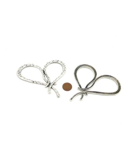 Grand Pendentif connecteur coeur évidé noeud en métal argenté martelé 9cm