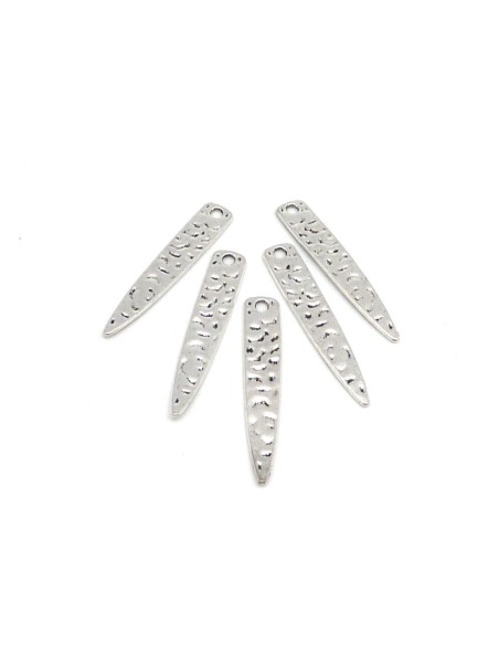 Breloque navette effilées en métal argenté martelé