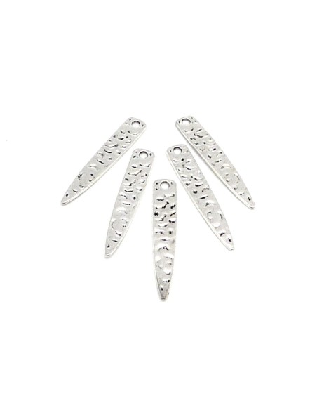 Breloque navette en métal argenté martelé