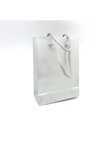 Pochette Cadeaux en papier glacé couleur argent lanière gris argenté