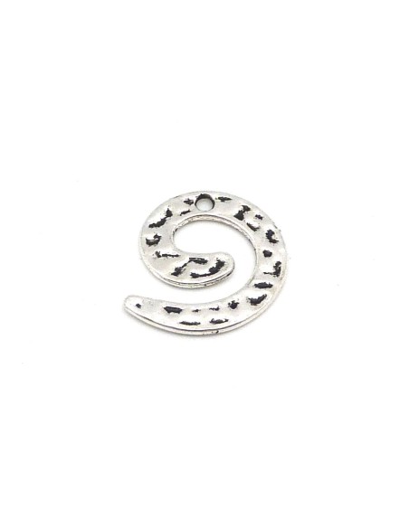 5 Breloques, pendentif spirale, escargot ou lettre "e" en métal argenté martelé 21,4mm