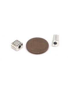 20 Perles en métal argenté carré cube gravé 6,4mm 2