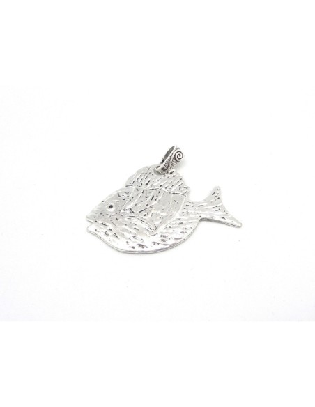 1 Breloque, pendentif grand poisson 60,5mm en métal argenté travaillé martelé